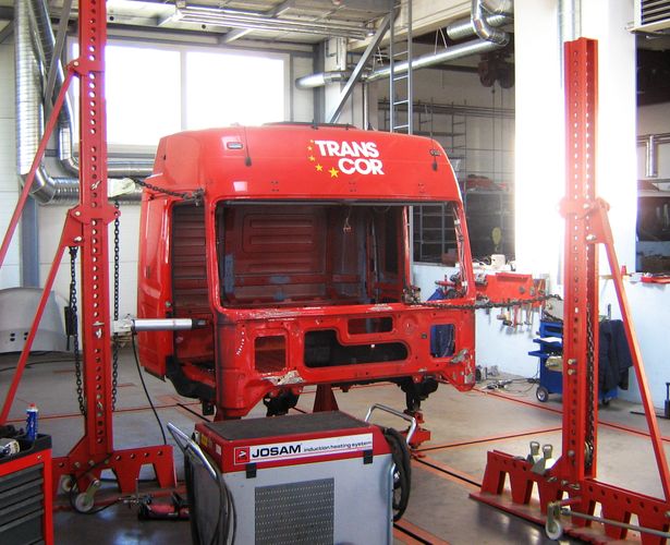 Straightening of the cab after a traffic accident